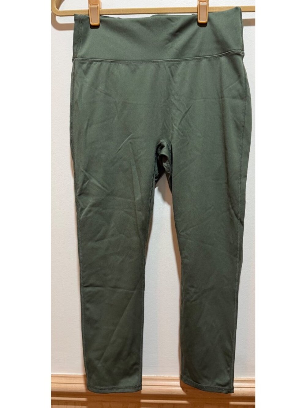 Fabletics Motion 365 Green Capri Leggings Yellow Strappy Back Detail ~ Large